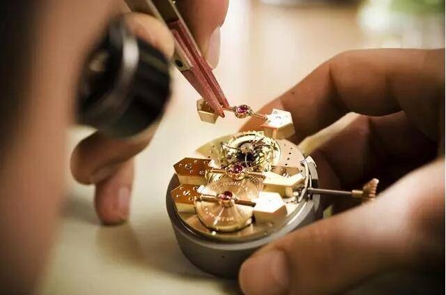 泰格豪雅手表专业打磨翻新与划痕修复服务详解