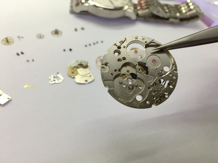 康斯登手表专业打磨翻新与划痕修复服务详解